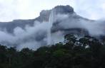 Nuvens cercam o Salto Angel, criando uma paisagem ainda mais mágica no Parque Nacional Canaima, no sul da Venezuela